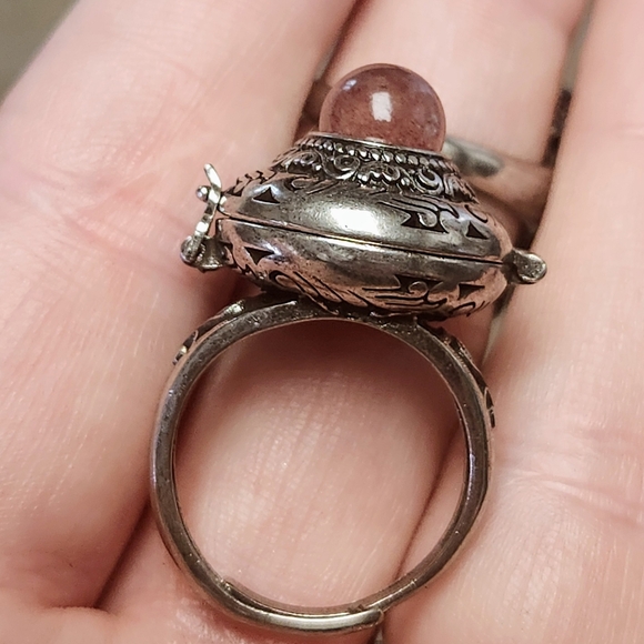 Strawberry Quartz Poison Ring. Vintage Style Adjustable Oil Ring. - Picture 7 of 7